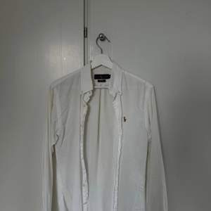 Säljer 3 st button down skjortor i fint skick. Två är från ralph lauren och en från gant. 700kr för alla tre eller 300kr styck.  