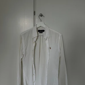 Ralph Lauren Skjortor - Säljer 3 st button down skjortor i fint skick. Två är från ralph lauren och en från gant. 700kr för alla tre eller 300kr styck.  