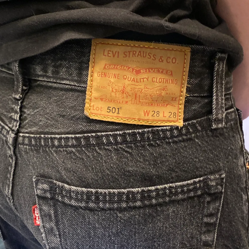 Svarta levi’s jeans i jättebra skick. Färgen syns bättre på andra bilden.  Frakt tillkommer. 🙌. Jeans & Byxor.