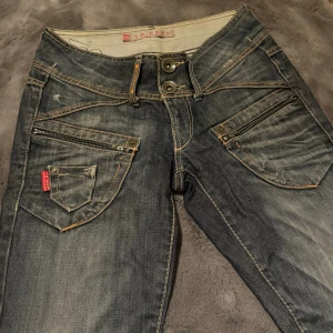 långa shorts - knälånga shorts i storlek 26, köpta second hand ⭐️ använd ”köp nu”. 16/4-2024