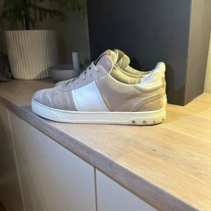 Valentino flycrew - Riktigt snygga flycrews i en biege färg Finns bara 2 på marknaden! Sjukt feta skor de är i storlek 40,5 men passar 41 alla nitar är kvar och mockan är väldigt fin. Bara hojta till om ni har några andra funderingar.