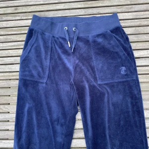 Jucie couture byxor - Mörkblå juice couture byxor💗 Använde dem lite innan men de är inte riktigt min stil längre💕