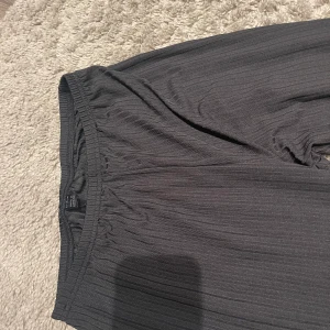 Byxor  - Ett par fina ribbad byxor men utsvänga vid benen. Storlek L men bär också som i M. Sköna och tunna i materialet. Aldrig använt dem. 