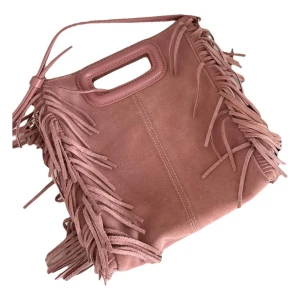 Maje m bag suede - En äldre modell av majes m bag i mocka! Äldre modell av Maje m bag i suede i ”dirty Pink” i större modellen. Använd flitigt men inga stora skador förutom möjligtvis lite småfläckar på mockan. Köpt för ca 2600, mitt pris 1800. Kan skicka fler bilder! 