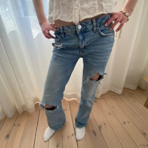 Håliga jeans - Intresse koll på dessa utsvängda håliga jeans!🥰Använder de inte lika mycket längre så om någon är intresserad skriv gärna🫶