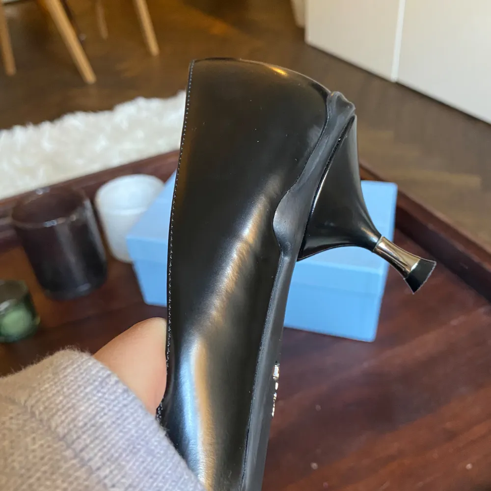 Säljer dessa otroligt snygga, klassiska Prada pumps som jag fick i julklapp men tyvärr var för stora 🥹 Kommer med tillhörande kartong och dustbag. Aldrig använda av mig eller tidigare ägare. Köpta från Vestaire. Stora i storlek.. Skor.