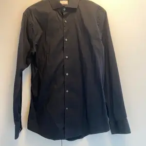 En jättefin svart skjorta från Tiger i storlek 42 slim. Den är i jättebra skick. Skriv för mer info/bilder och köp vi köp nu knappen. 