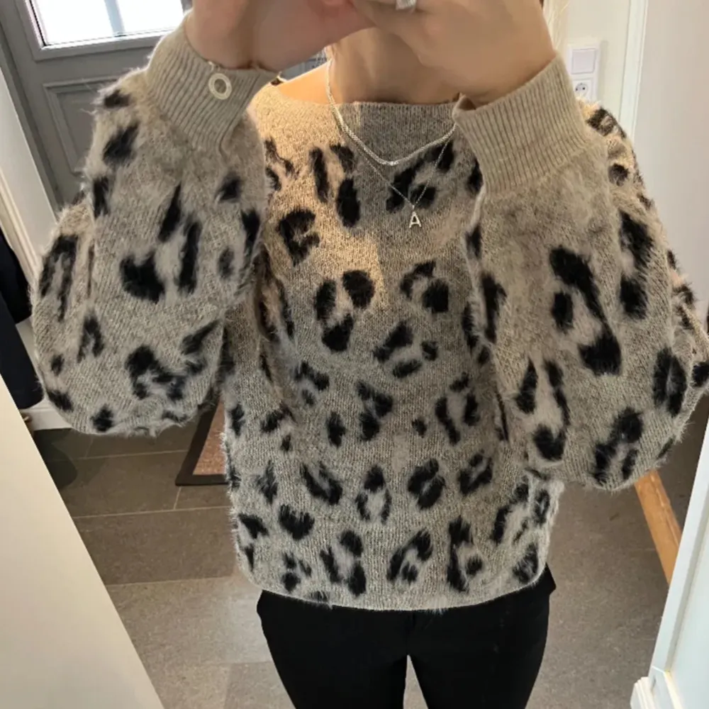 Säljer min leopard tröja!!!! Superbra skick, storlek S. Stickat.