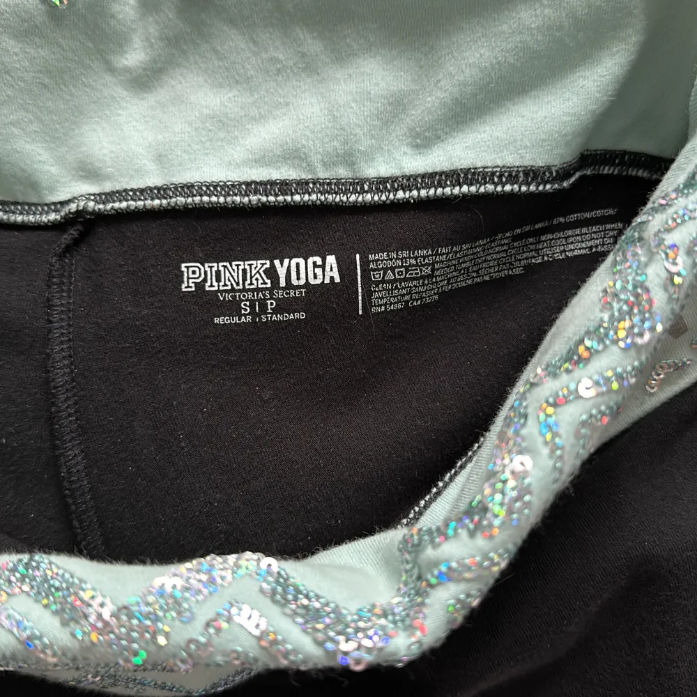 Så fina vintage foldover pink yoga pants från Victoria’s Secret! Lågmidjade och utsvängda. Midjemått tvärsöver: 38 cm. Innerbenslängd: 81 cm. 🤍✨. Jeans & Byxor.