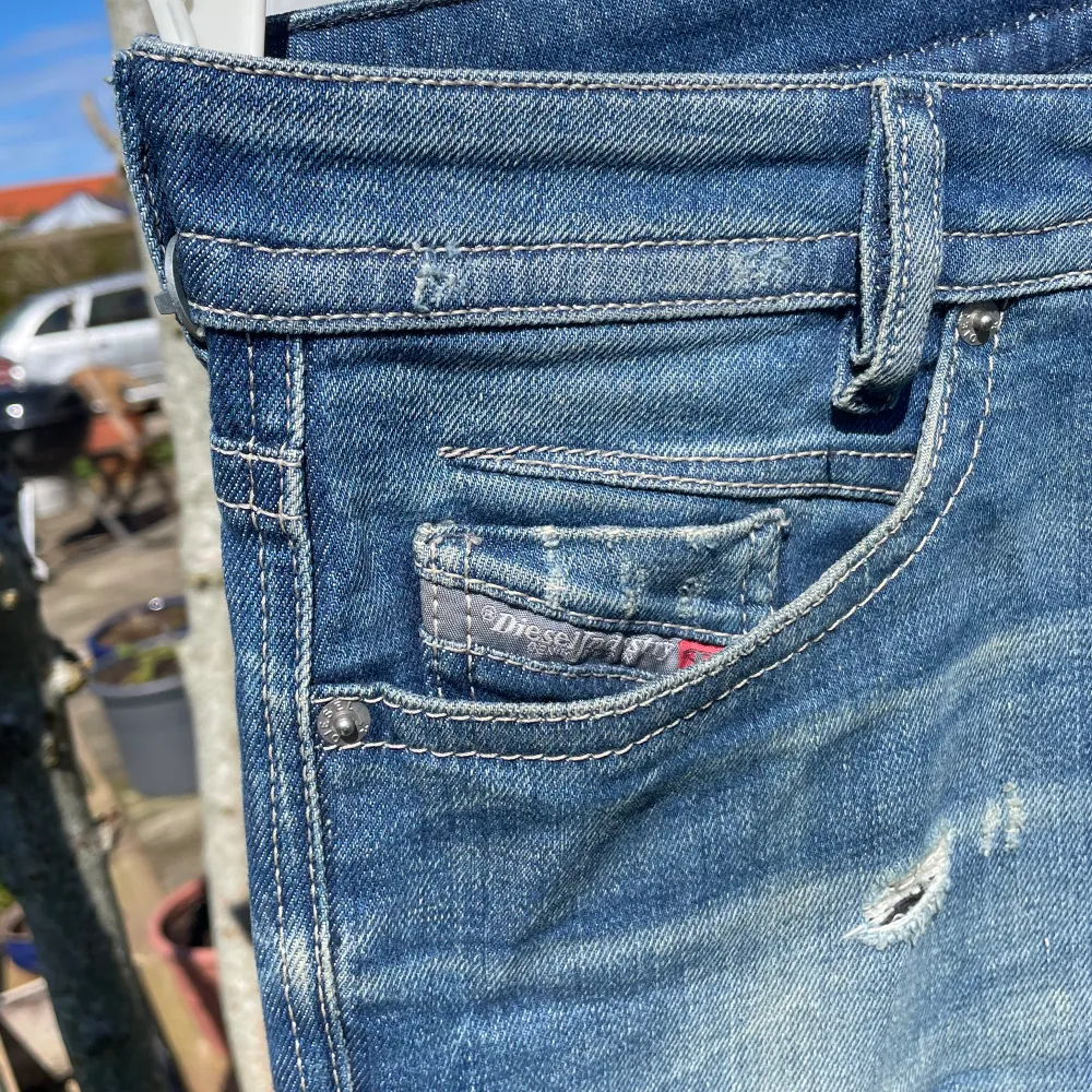 Diesel jeans Slim-tapered fit, Bra kondition slitaget är där från början! Storlek w28 l30. Jeans & Byxor.