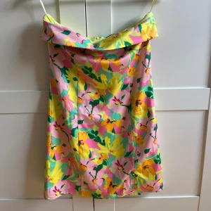 Kort blommig sommarklänning - Nyskick, köpt förra sommaren, använd 1 gång. Jag själv är 163 cm och längden funkar för mig🌸