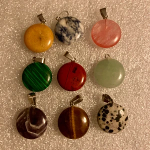 *NY*Berlocker, 9 stenar i påse  - Berlocker, Ej använda, ej äkta stenar.