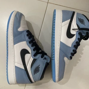 Jordan 1 university blue - Finns i alla storlekar Unisex skor Har flera modeller Hör av er vid intressen  Helt nya skor 