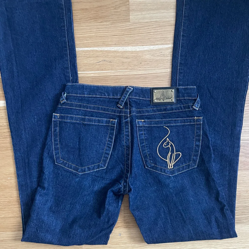 Jätte fina och bra skick flare baby phat low waist jeans som inte passade på mig:( midjemått 62 cm. Jeans & Byxor.