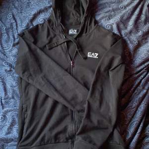 Säljer min EA7 hoodie den är väldigt bra skick och har använt den ett antal gånger, Ordinarie pris på den är 1399kr