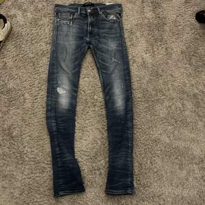 Tja säljer nu mina riktigt feta replay jeans storlek 31. Riktigt bra skick o riktigt snygga jeans!. Skriv för mer info!