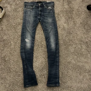 Replay jeans - Tja säljer nu mina riktigt feta replay jeans storlek 31. Riktigt bra skick o riktigt snygga jeans!. Skriv för mer info!
