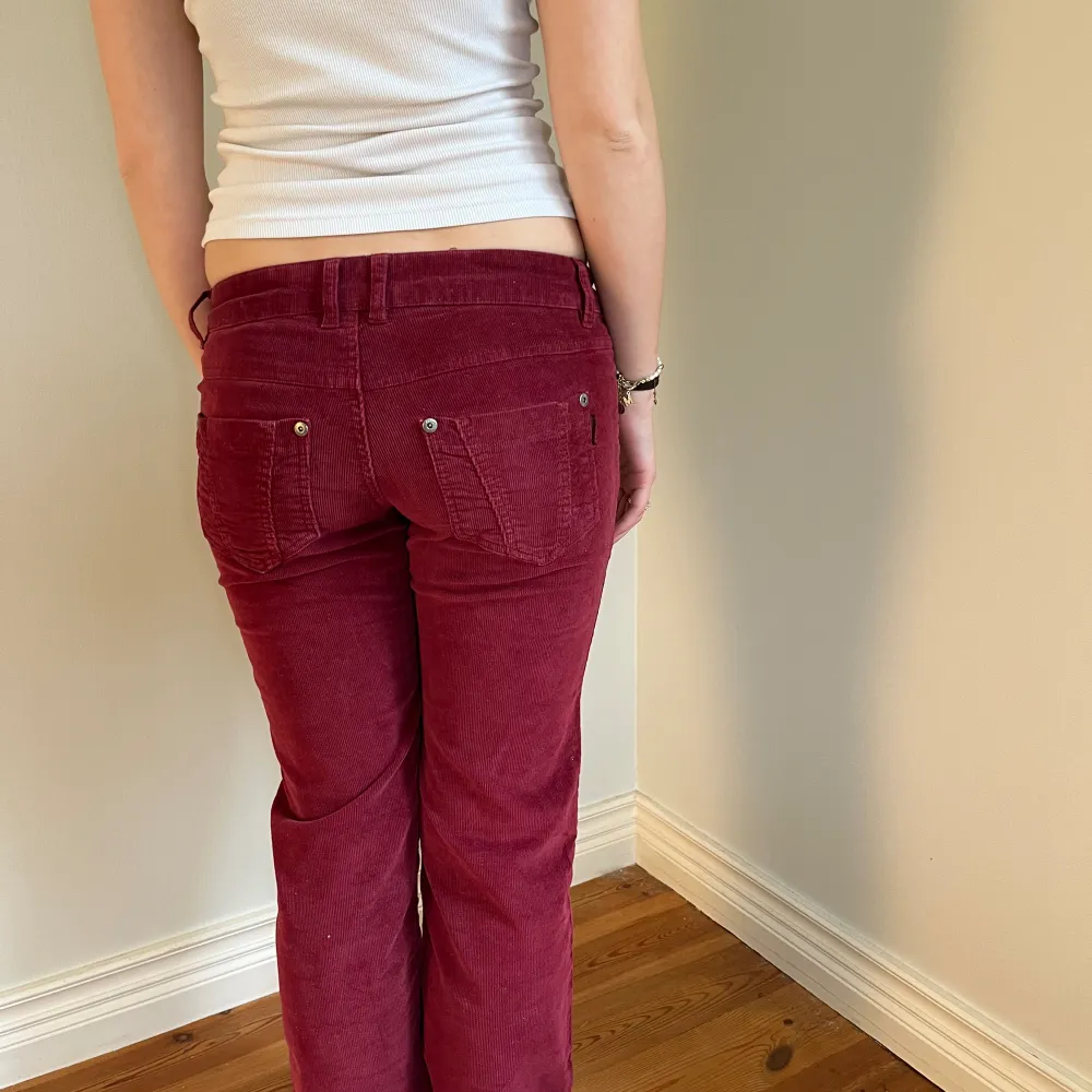 Midjemått( rätt över): 40cm  Inerbenslängd: 73cm   Köp dem via ”KÖP NU” eller Swish  Modellen är  168 cm, inga defekter 💕 . Jeans & Byxor.