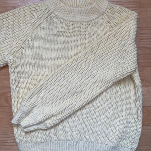 Gul tröja - Säljer min oanvända gula tröja då färgen inte passar mig. Tyvärr ser man inte riktigt färgen förens på sista bilden. Tröjan är i nytt skick samt aldrig använd. Tröjan är i barnstrl 146-152, jag på bilden har normalt XS. Hör gärna av dig vid frågor!😇💕