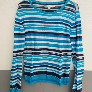 Randig tröja Tommy Hilfiger - Randig skjorta från Tommy Hilfiger, storlek M och i bra skick!