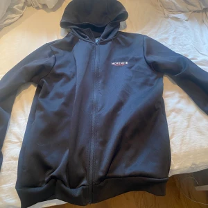 Mckenzie tröjor - Båda i gott skick. 150kr för en och 250kr för båda.