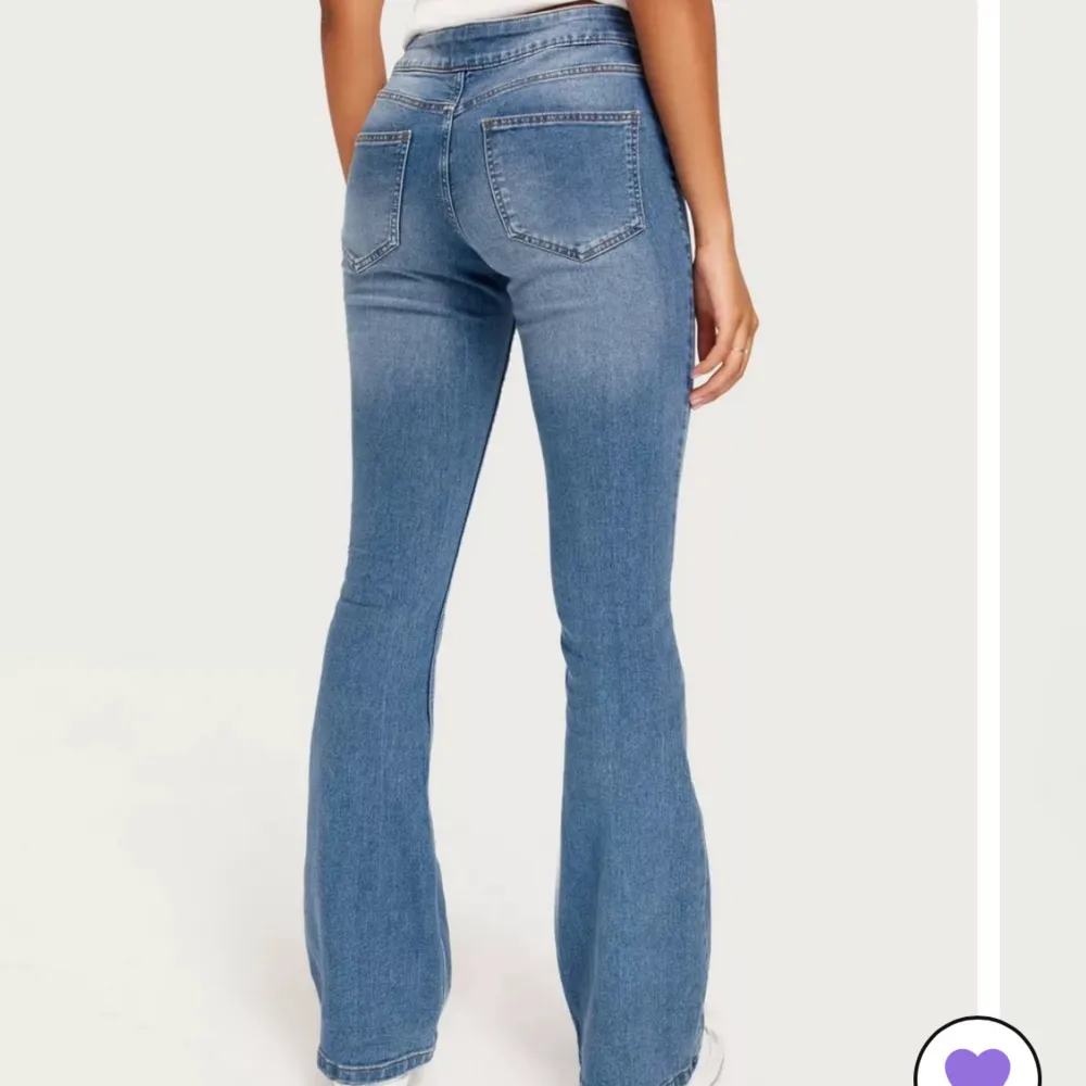 Supersnygga Low waist jeans från vero moda, köpta från Nelly. Storlek S/32💕slutsålda överallt. Helt nya med lapp (dock ramla lappen av när jag prova dem). Säljer då jag inte tycker de passa mig. Nypris 450kr💗Pris kan diskuteras vid snabb affär🤗. Jeans & Byxor.