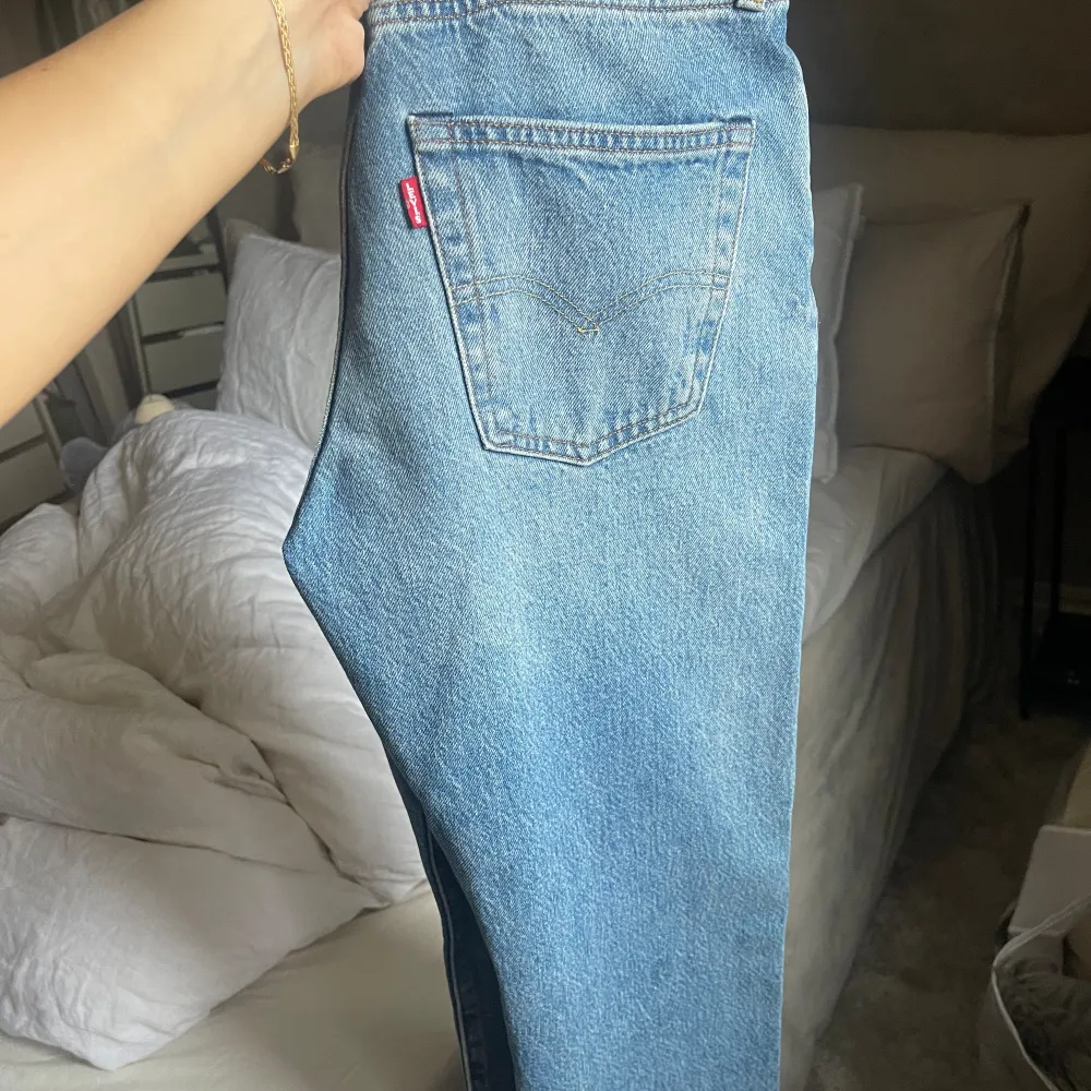 Supersnygga Levis jeans. Modellen heter 501 90’s. Använda vid ca 2 tillfällen så ser helt nya ut. Nypris ca 1250kr. . Jeans & Byxor.