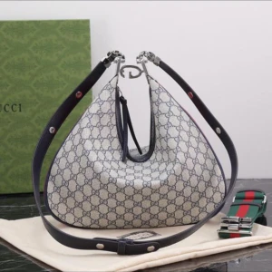 Snygg väska  - Aldrig använd. 2 olika axelband till   Kom men bud 