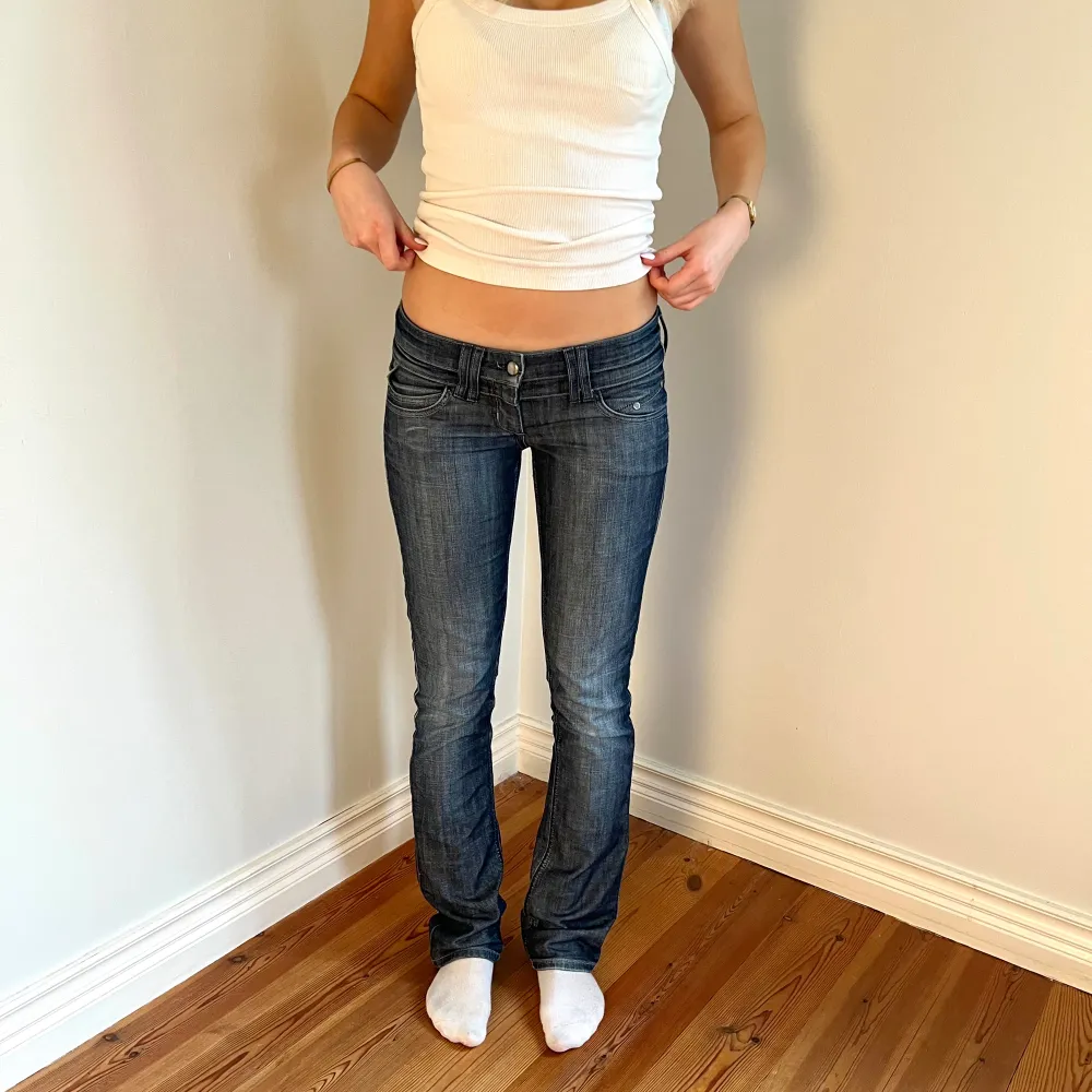 Midjemått( rätt över): 38cm  Inerbenslängd: 84cm   Köp dem via ”KÖP NU” eller Swish  Modellen är 170 cm, inga defekter 💕 . Jeans & Byxor.