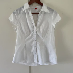 Kortärmad linneskjorta  - Kortärmad linneskjorta köpt secondhand. Från esprit. Perfekt till sommaren