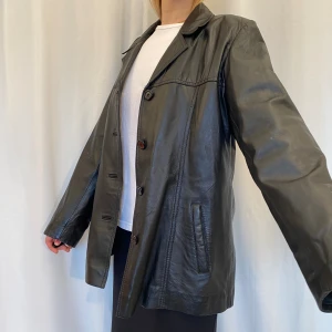 Svart skinnjacka  - Skit najs til våren i fint skick 