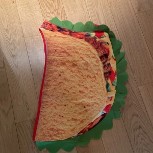 Tackos dräkt till rolig utklädning 🌮 - Är till barn (10-12 år)för en rolig utklädnad 🌮😝. Köpt på partykungen för 400kr