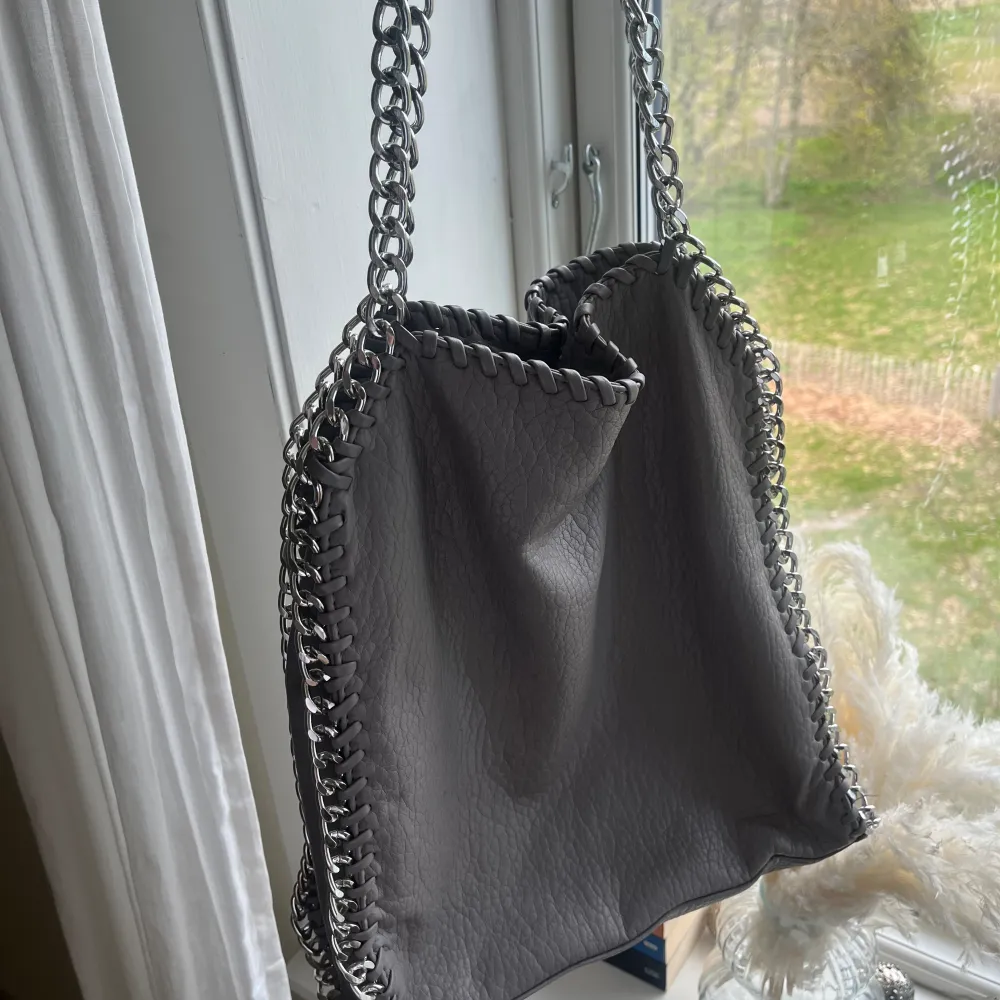 Super snygg och trendig Stella Mccartny likande väska! Köpt för 600 kr och är i gått skick! 🥰 Passar perfekt till vårgarderoben och kan matchas med olika outfits!🥰🤗 Vid snabb affär kan jag tänka mig 250 för den! 🥰. Väskor.