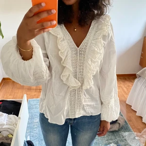 Blus med volang  - Jättefin blus med volang och broderi från H&M men finns ej att köpa längre 💗😇 Behöver bara strykas lite