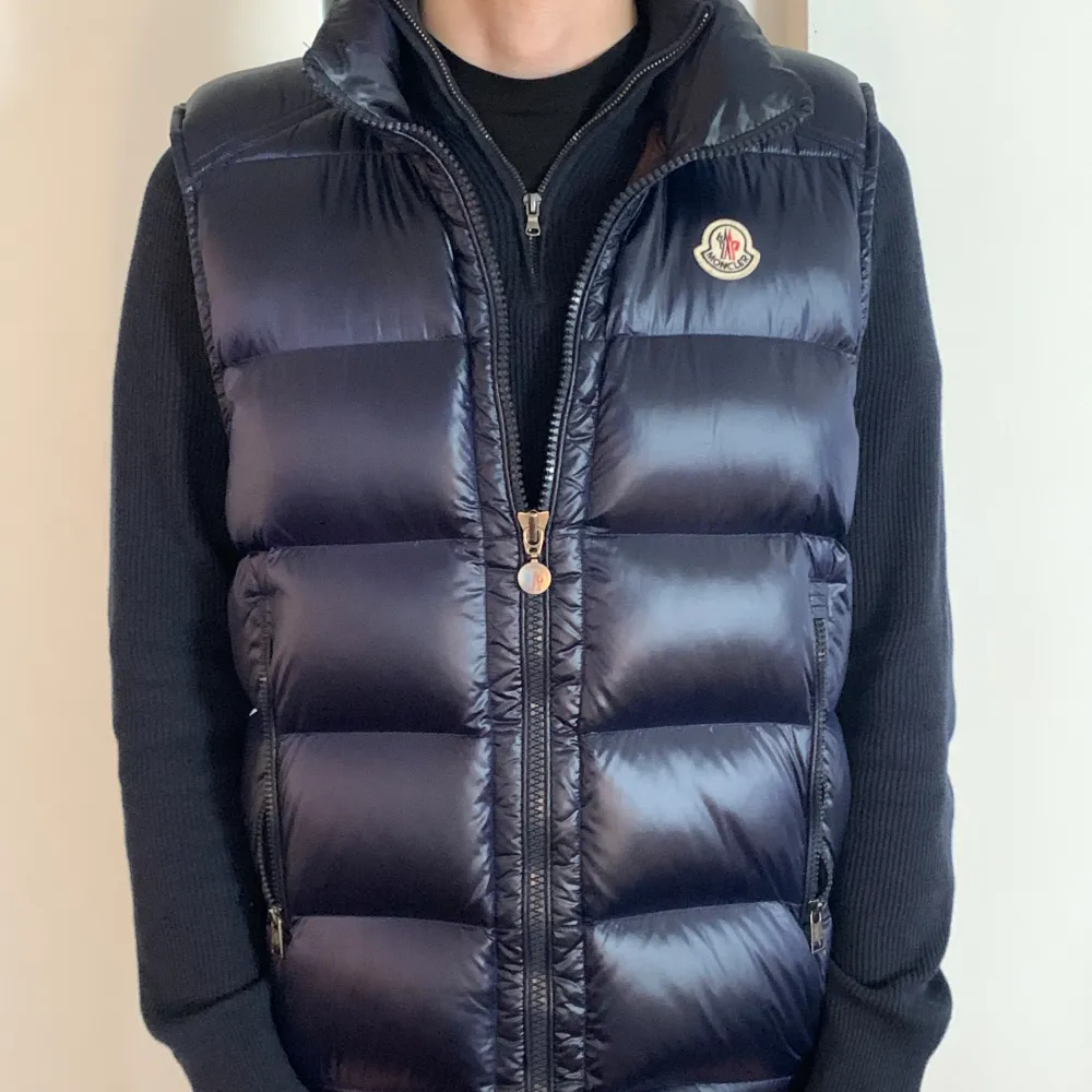 1:1 Moncler väst som är i storlek 1 som motsvarar storlek Small och modellen på bilden är ca 180 lång. Detta är den bästa kopian du kan få på marknaden och det ända som tyder på att den är fake är en detalj på tvättlappen. Skick:9/10 inga hål/fläckar. Jackor.