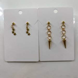 Två par fina örhängen som är handgjorda i rostfritt stål💕💕 Innehållet i paketet är ”Starline guld” och ”Loopeaks guld”. 