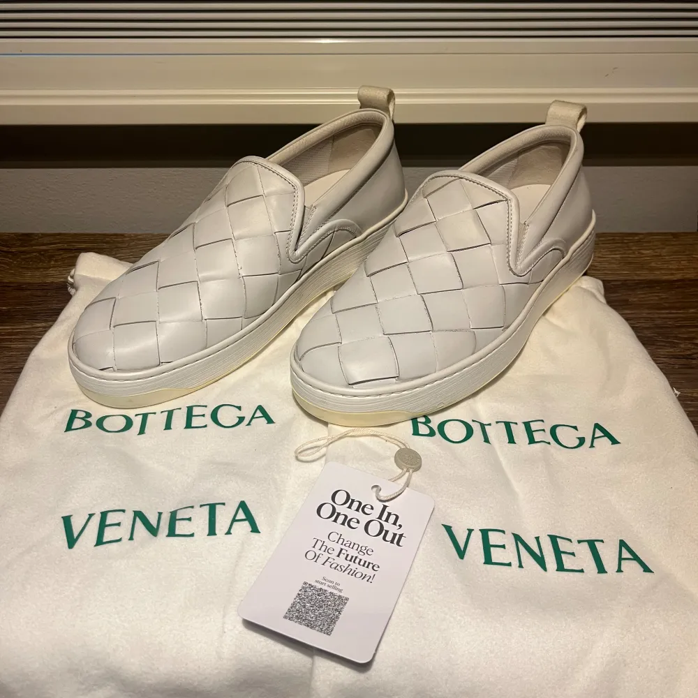 Sjukt feta bottega veneta slip ons, perfekta för sommaren. Väldigt fint skick, knappt använda. Storlek 43,5. Tillkommer OG dustbags och tag från äkthetskontroll hos vestiaire collective. Hör av er vid frågor!. Skor.