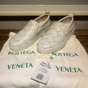 Sjukt feta bottega veneta slip ons, perfekta för sommaren. Väldigt fint skick, knappt använda. Storlek 43,5. Tillkommer OG dustbags och tag från äkthetskontroll hos vestiaire collective. Hör av er vid frågor!