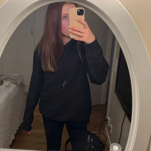 Svart h&m hoodie❤️ - Säljer min jätte fina svarta hoodie med snören❤️