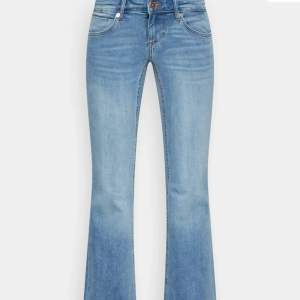Säljer dessa jättefina bootcut jeans från only💘! De har en slits från början men som jag sytt igen hos en skräddare💞💘. De är storlek 27x30 och men passar mig som har 25/32 då de är lite små i storlek och långa i längden💘. Tveka inte på att kontakta!💘