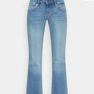 Säljer dessa jättefina bootcut jeans från only💘! De har en slits från början men som jag sytt igen hos en skräddare💞💘. De är storlek 27x30 och men passar mig som har 25/32 då de är lite små i storlek och långa i längden💘. Tveka inte på att kontakta!💘