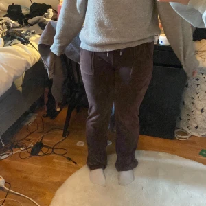 Bruna Juicy couture  - Helt vanliga bruna Juicy byxor som är jätte sköna och bra kvalitet 