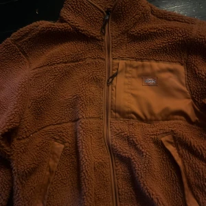 Dickies fleece jacka - Storlek medium men passar någon som har large och blir lite tajtare men funkar ändå super. Skriv privat för fler bilder 
