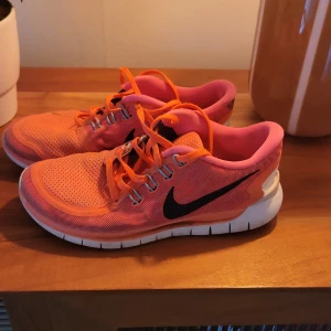 Nike skor - Säljer sambons träningsskor som hon haft i några år, i bra skick.