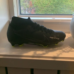 Fotbollsskor  - Nike air Zoom mercurial fotbollskor, storlek 40. Helt oanvända efter som de är för stora. Köpta för 1700 på JD Sports i London. Konstgräs/ Gräs skor. Köparen står för frakten!! Hör gärna av er om ni undrar något mer☺️