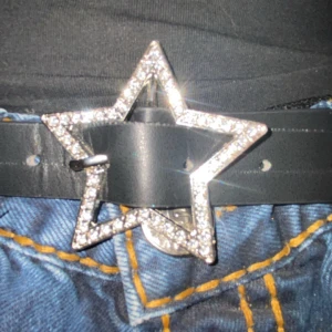 Stjärn belte  - Den är 103 cm lång och 2,3cm på bredden, har haft beltet länge så mins inte vart det är ifrån, det har några repor men inget stort, skriv gärna om du har frågar💕💕💕