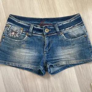  Super snygga low waist jeans shorts med fjärilar med massa fina små detaljer på bak fickorna och även fram samt coola sömmar 🌟