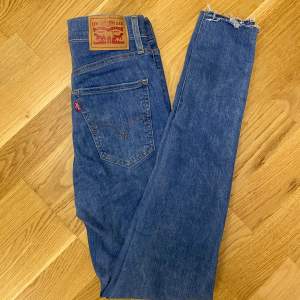 Skinny jeans från levis, storlek 24 ( passar mig som har xs-s) 💙