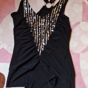 Glittrig fest topp - Bra skick Passar S Liten M