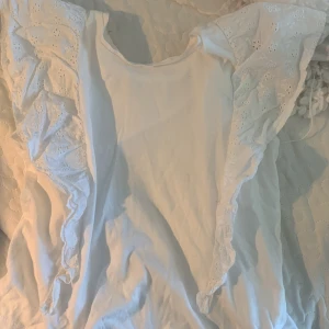 Säljer min jätte fina sommar blus! - Säljer min jätte fina blus ifrån Kappahl! Säljer på grund av att den är för liten men den kan även passa olika storlekar💓